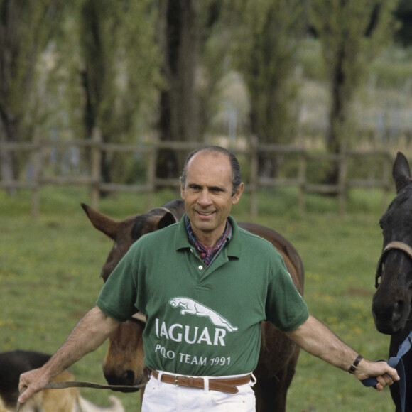 En France, à Château-Fantin, rendez-vous avec Guy Marchand chez lui, dans le Bordelais, avec deux de ses chevaux, avec son chiens. Mai 1991 © Michel Ristroph via Bestimage