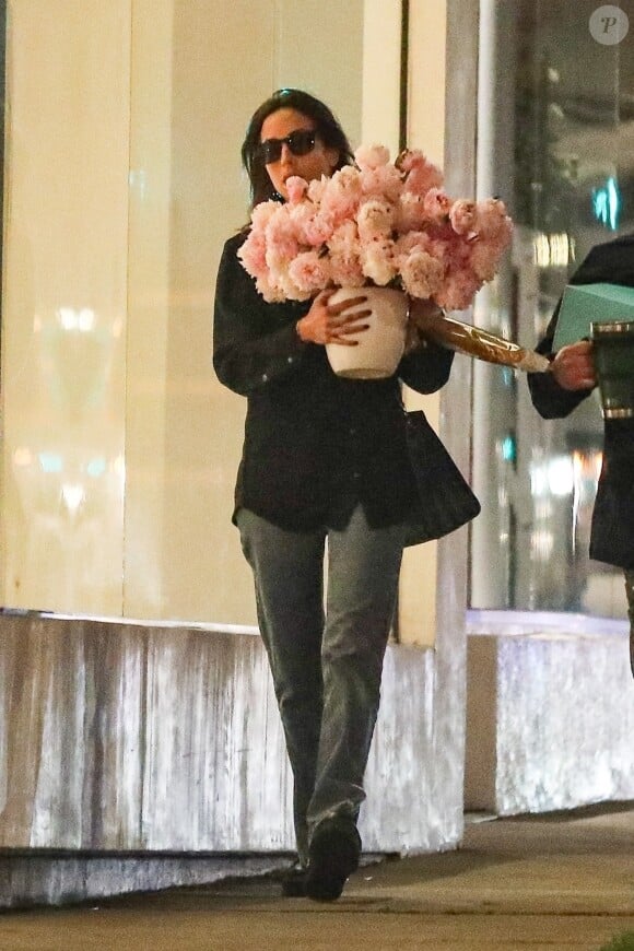 Exclusif - Ines De Ramon (la compagne de B. Pitt) se promène avec un gigantesque bouquet de rose dans les bras à Los Angeles, le 14 février 2023.. Serait ce un cadeau de B. Pitt pour la Saint Valentin ? 