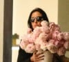 Et s'est rendu dans un concert au Théâtre du Châtelet.
Exclusif - Ines De Ramon (la compagne de B. Pitt) se promène avec un gigantesque bouquet de rose dans les bras à Los Angeles, le 14 février 2023.. Serait ce un cadeau de B. Pitt pour la Saint Valentin ? 