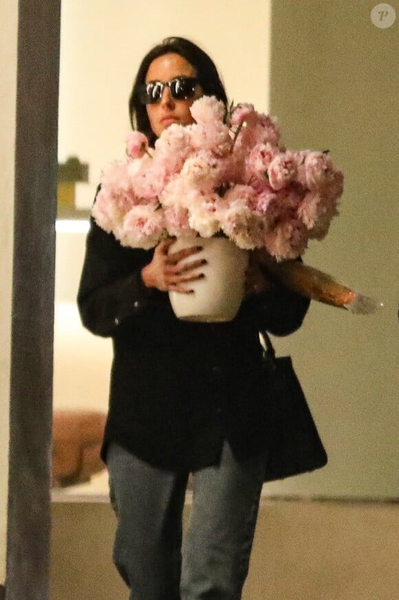 Et s'est rendu dans un concert au Théâtre du Châtelet.
Exclusif - Ines De Ramon (la compagne de B. Pitt) se promène avec un gigantesque bouquet de rose dans les bras à Los Angeles, le 14 février 2023.. Serait ce un cadeau de B. Pitt pour la Saint Valentin ? 