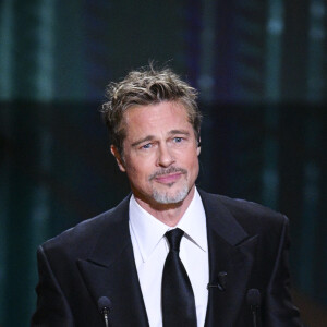 Brad Pitt remet un César d'honneur lors de la 48ème cérémonie des César à l'Olympia à Paris le 24 février 2023. © JB Autissier / Panoramic / Bestimage 