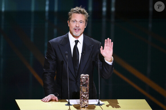 Brad Pitt remet un César d'honneur lors de la 48ème cérémonie des César à l'Olympia à Paris le 24 février 2023. © JB Autissier / Panoramic / Bestimage 
