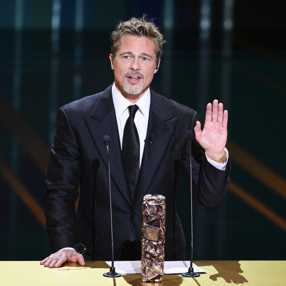 Brad Pitt remet un César d'honneur lors de la 48ème cérémonie des César à l'Olympia à Paris le 24 février 2023. © JB Autissier / Panoramic / Bestimage 