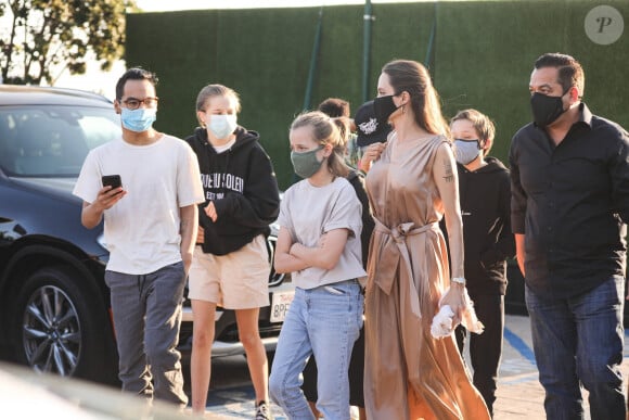 Toujours brouillé avec ses enfants, Brad Pitt n'a pas pu passer son anniversaire avec eux.
A. Jolie est allée diner avec ses enfants Shiloh (John), Vivienne, Knox, Zahara, Maddox et Pax Jolie-Pitt au restaurant Nobu dans le quartier de Malibu à Los Angeles pendant l'épidémie de coronavirus (Covid-19), le 27 août 2020