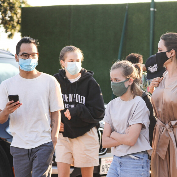 Toujours brouillé avec ses enfants, Brad Pitt n'a pas pu passer son anniversaire avec eux.
A. Jolie est allée diner avec ses enfants Shiloh (John), Vivienne, Knox, Zahara, Maddox et Pax Jolie-Pitt au restaurant Nobu dans le quartier de Malibu à Los Angeles pendant l'épidémie de coronavirus (Covid-19), le 27 août 2020