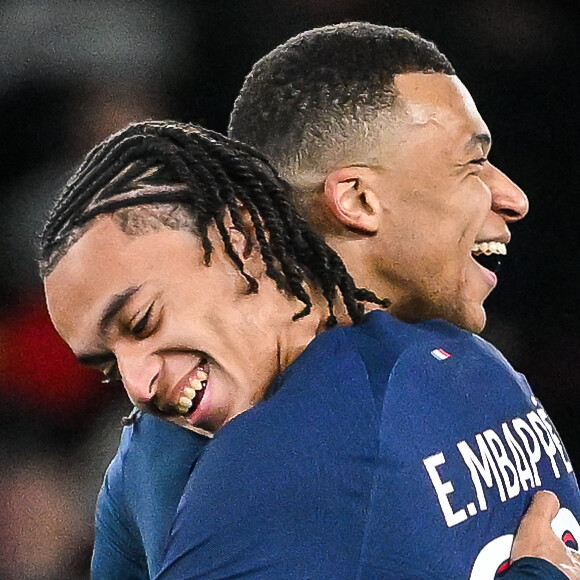 Belle soirée pour Kylian Mbappé et son frère
 
Ethan Mbappé , frère de Kylian, fait ses débuts en Ligue 1 le jour des 25 ans de son frère qui signe lui un doublé. La famille Mbappé peut être heureuse. - Les deux frères Ethan et Kylian Mbappé - Match de football en ligue 1 Uber Eats : Le PSG (Paris Saint-Germain) l'emporte 3 - 1 face à Metz au Parc des Princes à Paris. © Matthieu Mirville/ZUMA Press Wire / Bestimage