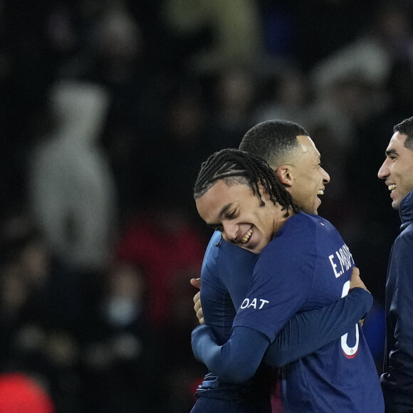 Ethan Mbappé , frère de Kylian, fait ses débuts en Ligue 1 le jour des 25 ans de son frère qui signe lui un doublé. La famille Mbappé peut être heureuse. Kylian Mbappe (7) (Paris St Germain (PSG)) et Ethan Mbappe (38) (Paris St Germain (PSG)) - Achraf Hakimi (2) (Paris St Germain (PSG)) - Match de football en ligue 1 Uber Eats : Le PSG (Paris Saint-Germain) l'emporte 3 - 1 face à Metz au Parc des Princes à Paris le 20 décembre 2023. © Glenn Gervot / Panoramic / Bestimage