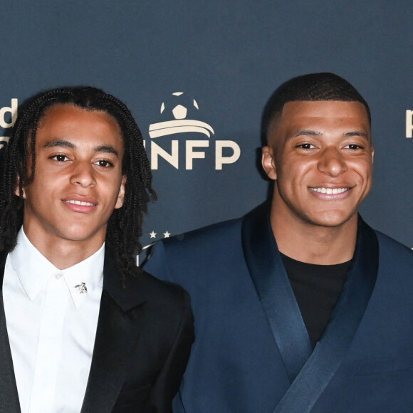 Dans la même rencontre, son petit frère Ethan a vécu une grande première
 
Brice Tchaga, Kylian Mbappé avec son frère Ethan Mbappé et son père Wilfrid Mbappé - Photocall de la cérémonie des Trophées UNFP 2022 au Pavillon Gabriel à Paris le 15 mai 2022. © Coadic Guirec/Bestimage