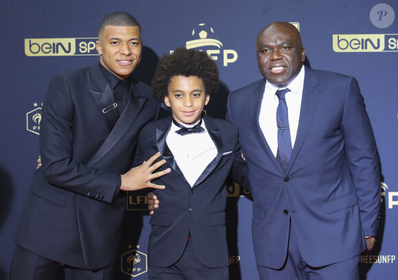 Kylian Mbappé avec son frère Ethan et son père Wilfried (Wilfrid) au photocall de la 28ème cérémonie des trophées UNFP (Union nationale des footballeurs professionnels) au Pavillon d'Armenonville à Paris, France, le 19 mai 2019.