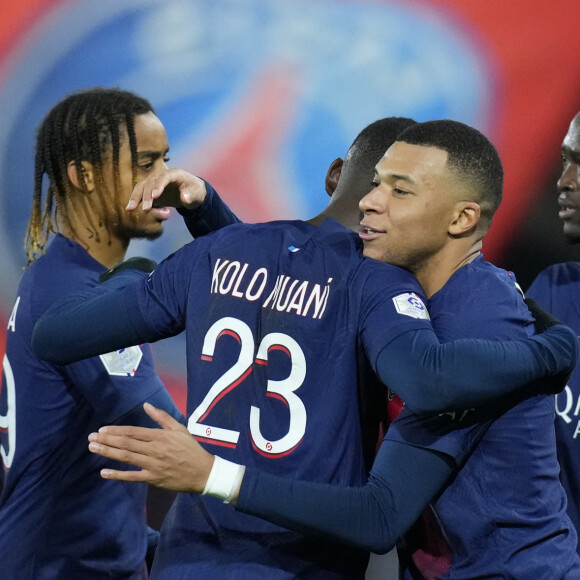 Bradley Barcola (29) (Paris St Germain (PSG)) - Randal Kolo Muani (23) (Paris St Germain (PSG)) - Kylian Mbappe (7) (Paris St Germain (PSG)) - Danilo Pereira (15) (Paris St Germain (PSG)) - Match de football en ligue 1 Uber Eats : Le PSG (Paris Saint-Germain) l'emporte 3 - 1 face à Metz au Parc des Princes à Paris le 20 décembre 2023. © Glenn Gervot / Panoramic / Bestimage 