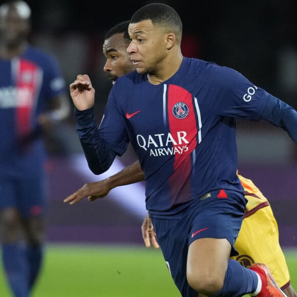 Kylian Mbappe (7) (Paris St Germain (PSG)) - Match de football en ligue 1 Uber Eats : Le PSG (Paris Saint-Germain) l'emporte 3 - 1 face à Metz au Parc des Princes à Paris le 20 décembre 2023. © Glenn Gervot / Panoramic / Bestimage 