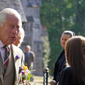 Le roi Charles III d'Angleterre et Camilla Parker Bowles, reine consort d'Angleterre, assistent à l'église paroissiale de Crathie, près de Balmoral, Royaume Uni, à un service religieux marquant le premier anniversaire de la mort de la reine Elizabeth II, le vendredi 8 septembre 2023. 