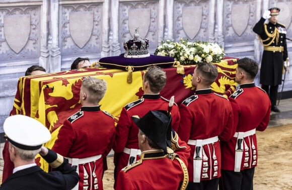 Illustration - Procession cérémonielle du cercueil de la reine Elisabeth II du palais de Buckingham à Westminster Hall à Londres le 14 septembre 2022. 