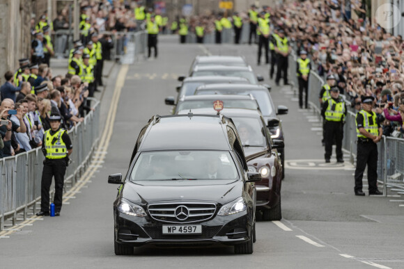 Les britanniques rendent hommage à la reine Elisabeth II d'Angleterre, lors de l'arrivée de son cercueil à Edimbourg. Le 11 septembre 2022 