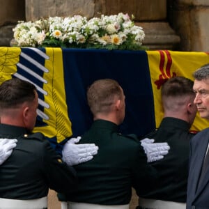 Heureusement entourée de sa famille dont Anne, très digne. 
La princesse Anne d'Angleterre - La famille royale d'Angleterre à l'arrivée du cercueil de la reine Elisabeth II d'Angleterre au palais Holyroodhouse à Edimbourg. Le 11 septembre 2022 