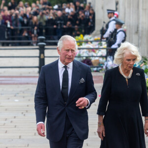 Le roi Charles III d'Angleterre et Camilla Parker Bowles, reine consort d'Angleterre, arrivent à Buckingham Palace, le 9 septembre 2022. © Tayfun Salci/Zuma Press/Bestimage  King Charles III and Queen Consort Camilla look at floral tributes left for Queen Elizabeth II outside Buckingham Palace in central London following her death in Balmoral, Scotland yesterday on September 09, 2022 in London, United Kingdom.