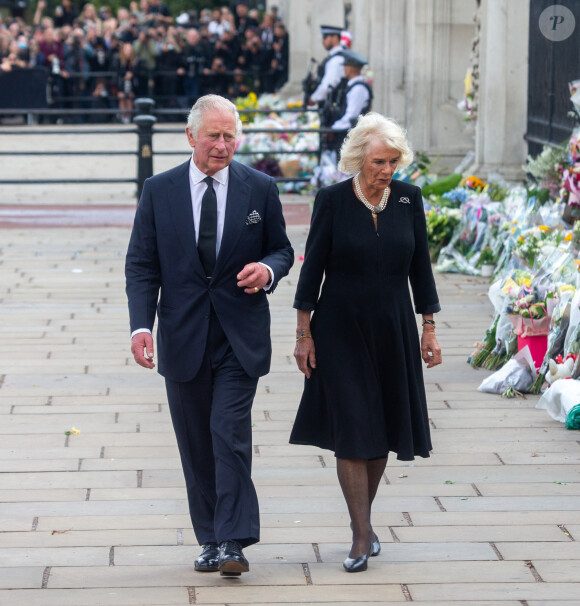 Le roi Charles III d'Angleterre et Camilla Parker Bowles, reine consort d'Angleterre, arrivent à Buckingham Palace, le 9 septembre 2022. © Tayfun Salci/Zuma Press/Bestimage  King Charles III and Queen Consort Camilla look at floral tributes left for Queen Elizabeth II outside Buckingham Palace in central London following her death in Balmoral, Scotland yesterday on September 09, 2022 in London, United Kingdom.