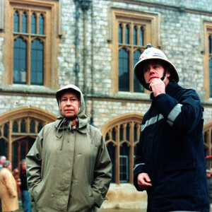 La reine Elisabeth II inspecte les ruines après l'incendie de Windsor le 21/11/1992.