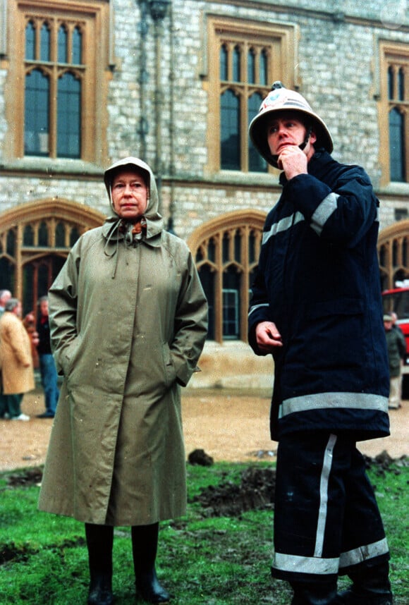 La reine Elisabeth II inspecte les ruines après l'incendie de Windsor le 21/11/1992.
