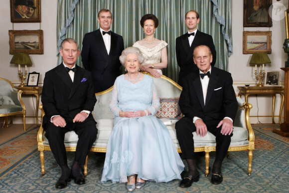 La reine Elisabeth II d'Angleterre, son mari le prince Philip et ses enfants, la princesse Anne et les princes Charles, Edward et Andrew le 18 novembre 2007, Clarence House.