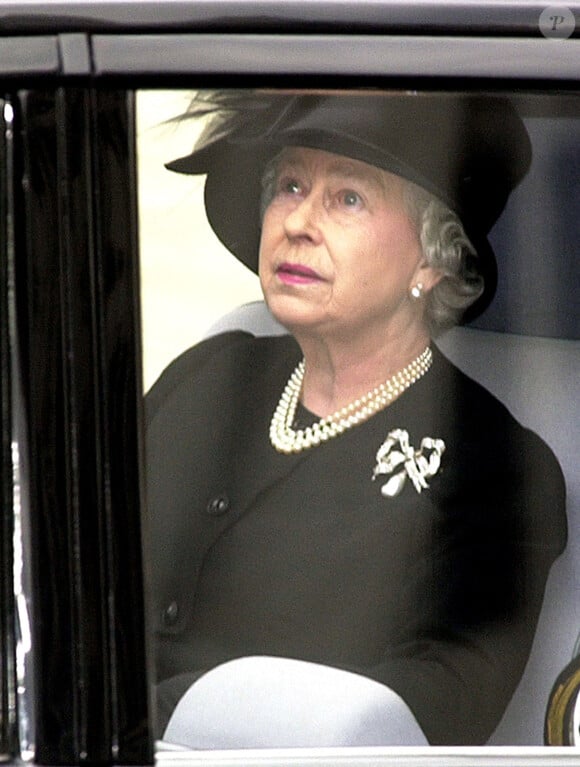 Archives - La reine Elisabeth II d'Angleterre - 9 avril 2002. 