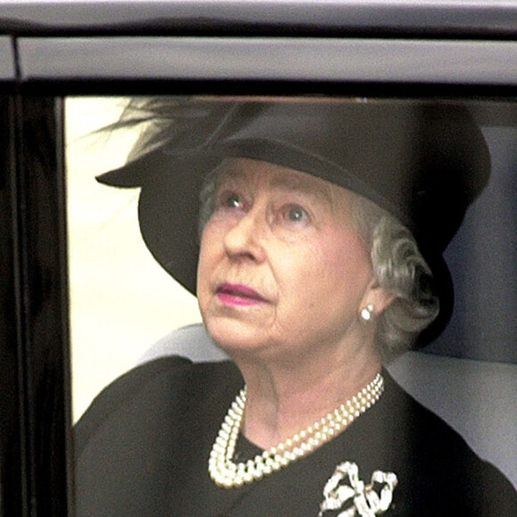Archives - La reine Elisabeth II d'Angleterre - 9 avril 2002. 