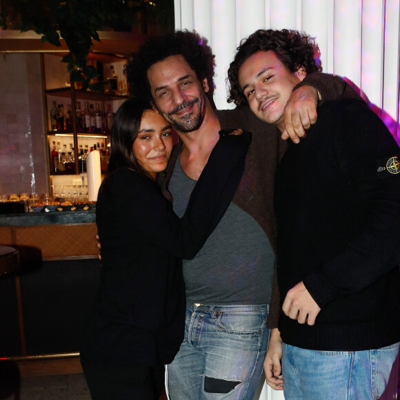 Exclusif - Tomer Sisley, sa fille Liv Shaya et son beau-fils Dino (fils de Sandra Sisley) - 5ème édition de la "Soirée Patins" à l'hôtel Kimpton St-Honoré à Paris, France, le 21 décembre 2023.  © Christophe Clovis/Bestimage