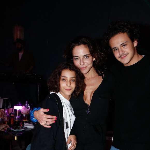 Exclusif - Sandra Sisley, son fils Dino et son beau-fils Levin (fils de Tomer Sisley) - 5ème édition de la "Soirée Patins" à l'hôtel Kimpton St-Honoré à Paris, France, le 21 décembre 2023. © Christophe Clovis/Bestimage