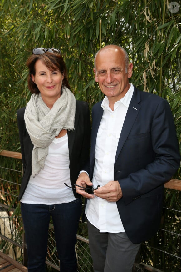 Jean-Michel Aphatie et sa femme - People au village des Internationaux de France de tennis de Roland Garros à Paris, le 1er juin 2014.