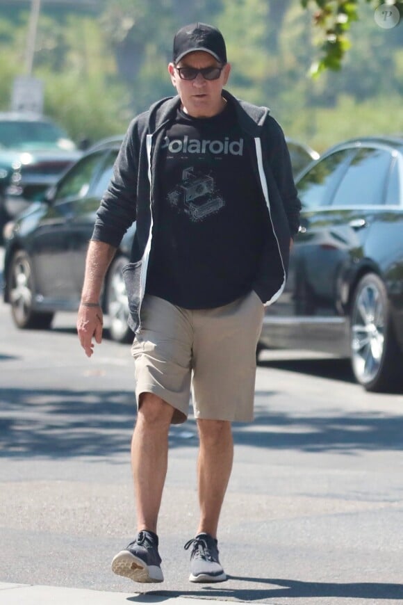 L'acteur Charlie Sheen a été agressé par sa voisine à son domicile de Malibu. La suspecte, dénommée Electra Schrock, 47 ans, a été arrêtée pour agression avec une arme mortelle, action pouvant conduire à une blessure sérieuse