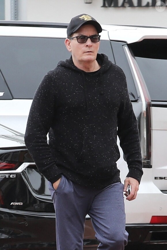 L'acteur Charlie Sheen a été agressé à son domicile selon TMZ.
Exclusif - Charlie Sheen se promène à Los Angeles. 