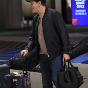 Exclusif - Charlie Sheen aperçu à son arrivée à l'aéroport de Los Angeles, le 23 mai 2023. Il pourrait travailler à nouveau avec C.Lorre ("Mon oncle Charlie"). 
