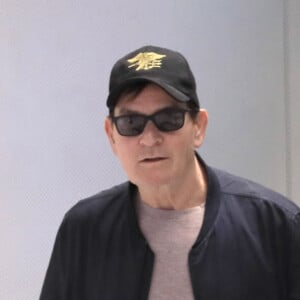 Exclusif - Charlie Sheen aperçu à son arrivée à l'aéroport de Los Angeles, le 23 mai 2023. Il pourrait travailler à nouveau avec C.Lorre ("Mon oncle Charlie"). 