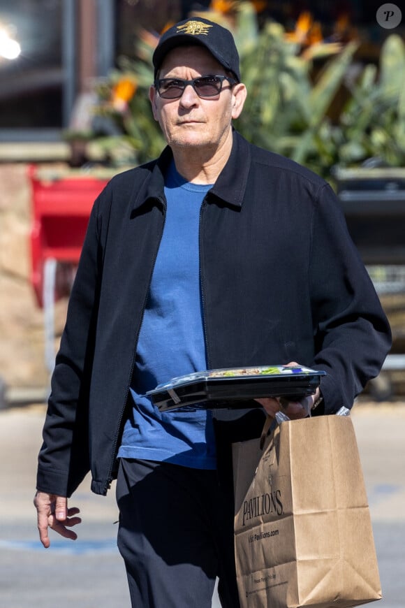 Exclusif - Charlie Sheen est passé faire quelques achats au Pavillon Market à Malibu le 23 mars 2023. 