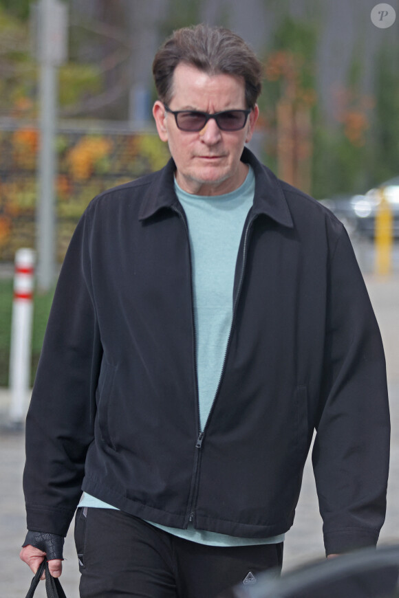 Exclusif - Charlie Sheen avec un pansement et une attelle pendant ses courses à Los Angeles, Californie, Etats-Unis, le 5 janvier 2023.