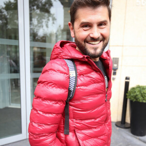 Christophe Beaugrand à la sortie des studios de RTL à Paris, France, le 26 octobre 2023. © Jonathan Rebboah/Panoramic/bestimage 