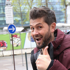 Christophe Beaugrand quitte les studios de RTL à Neuilly-sur-Seine, le 25 avril 2023. © Jonathan Rebboah / Panoramic / Bestimage