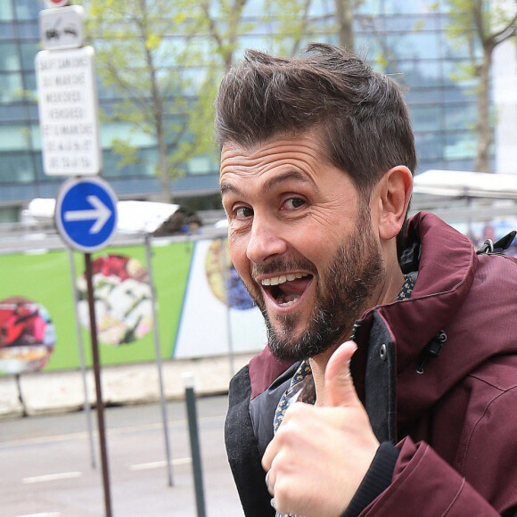 Christophe Beaugrand quitte les studios de RTL à Neuilly-sur-Seine, le 25 avril 2023. © Jonathan Rebboah / Panoramic / Bestimage