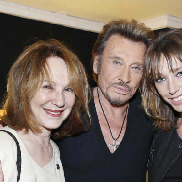 Belle comme toujours, la femme de 40 ans portait un pull rouge pour l'occasion. 
Exclusif - Nathalie Baye et Laura Smet - People au concert de Johnny Hallyday au POPB de Bercy a Paris - Jour 2. Le 15 juin 2013