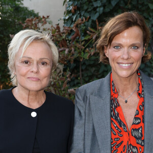 Les épouses Muriel Robin et Anne Le Nen étaient les invitées d'Audrey Crespo-Mara dans le portrait de la semaine de "Sept à Huit".
Muriel Robin et Anne Le Nen lors de l'inauguration du jardin des ambassadeurs Line Renaud à Paris. © Coadic Guirec / Bestimage