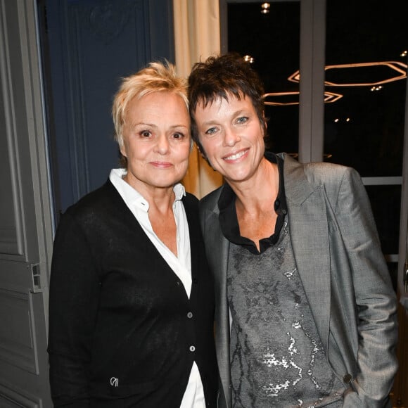 Muriel Robin et sa femme Anne Le Nen - Remise du prix "Fonds de dotation Line Renaud-Loulou Gasté" pour la recherche médicale à la Maison de la Recherche à Paris le 15 novembre 2021. © Coadic Guirec/Bestimage 