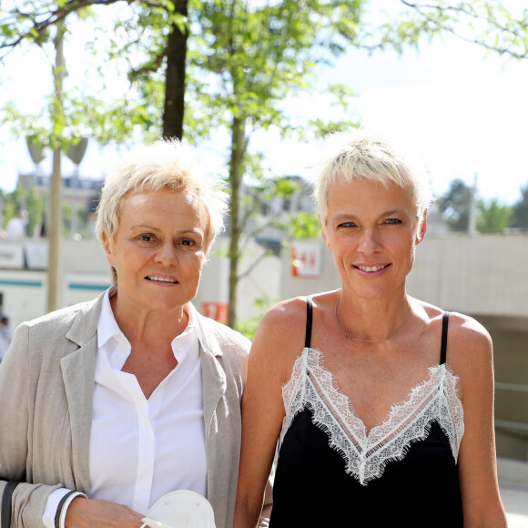 Muriel Robin et sa femme Anne Le Nen dans les allées lors des internationaux de France de Tennis de Roland Garros 2021 à Paris, le 6 juin 2021. © Dominique Jacovides/Bestimage 