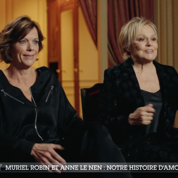 Les deux femmes qui partagent une passion commune pour la cuisine, ont été questionnées sur leurs envies de maternité.
Muriel Robin et sa femme Anne Le Nen évoquent leurs envies de maternité dans l'émission "Sept à Huit" sur TF1.