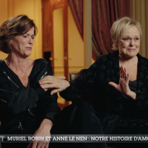 Muriel Robin et sa femme Anne Le Nen évoquent leurs envies de maternité dans l'émission "Sept à Huit" sur TF1.
