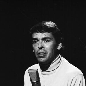 Archives - Jacques Brel sur le plateau de l'émission "Le Palmarès des chansons". Le 11 novembre 1966 © Jean Lenoir via Bestimage