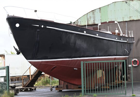 Le navire "Askoy II", ayant appartenu à Jacques Brel, bientôt remis à l'eau à Zeebruges (Belgique), après 15 ans de restauration, le 27 juillet 2023. L'Askoy II était le plus grand voilier de Belgique dans les années 1960. Le chanteur belge a navigué à bord dans le monde. Pendant plus de 10 ans, le bateau a été abandonné en Nouvelle-Zélande. En 2008, il a été rapatrié en Belgique, où il est depuis en cours de restauration.