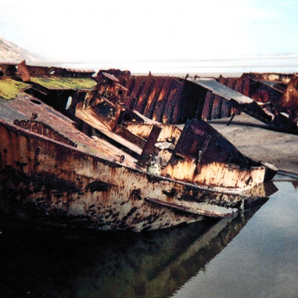 Exclusif - L'epave du voilier de Jacques Brel, "L'Askoy II", est en cours de renovation au chantier naval de Rupelmonde. Il a ete ramene en 2008 de Nouvelle-Zelande, et depuis, des benevoles travaillent a la restauration grace a des dons et des sponsors. Des qu'il sera fini, le voilier sera remis a l'eau, avec pour projet de refaire le voyage du chanteur jusqu'aux iles Marquises. La derniere etape de renovation se fera en Bretagne, ou une ecole de menuisiers s'est proposee de refaire l'habillage interieur, a l'identique, sur la base des plans initiaux.