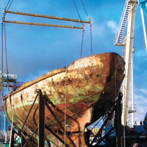 Exclusif - L'epave du voilier de Jacques Brel, "L'Askoy II", est en cours de renovation au chantier naval de Rupelmonde. Il a ete ramene en 2008 de Nouvelle-Zelande, et depuis, des benevoles travaillent a la restauration grace a des dons et des sponsors. Des qu'il sera fini, le voilier sera remis a l'eau, avec pour projet de refaire le voyage du chanteur jusqu'aux iles Marquises. La derniere etape de renovation se fera en Bretagne, ou une ecole de menuisiers s'est proposee de refaire l'habillage interieur, a l'identique, sur la base des plans initiaux.