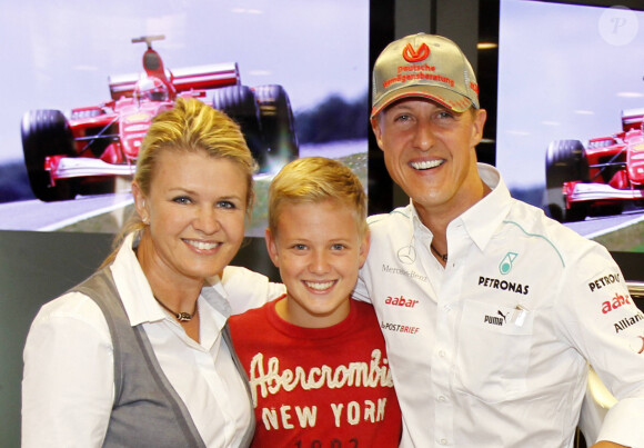Une caméra installée sur son casque a été mise en cause, mais elle n'aurait eu aucun incident supplémentaire
 
Archives - Corinna, Michael et leur fils Mick Schumacher à Stuttgart Nuerburgring en Allemagne le 1 septembre 2012.