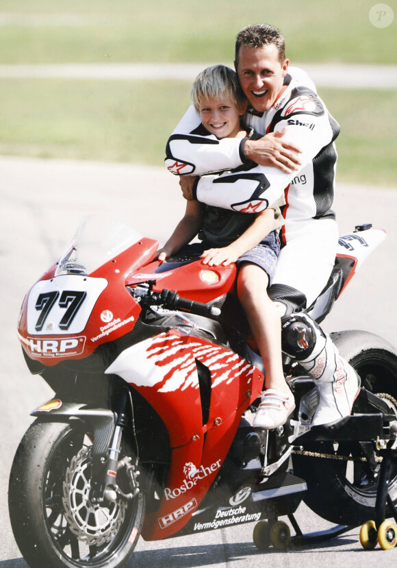Archives - Michael et son fils Mick Schumacher sur une moto à Oschersleben en Allemagne le 1 août 2008
